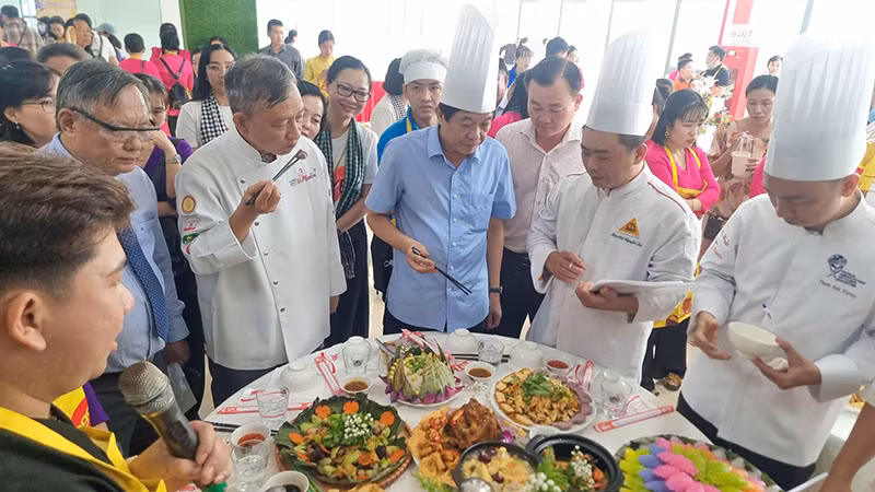 Lãnh đạo tỉnh Vĩnh Long tham quan và thưởng thức những món ăn từ tàu hũ ky.