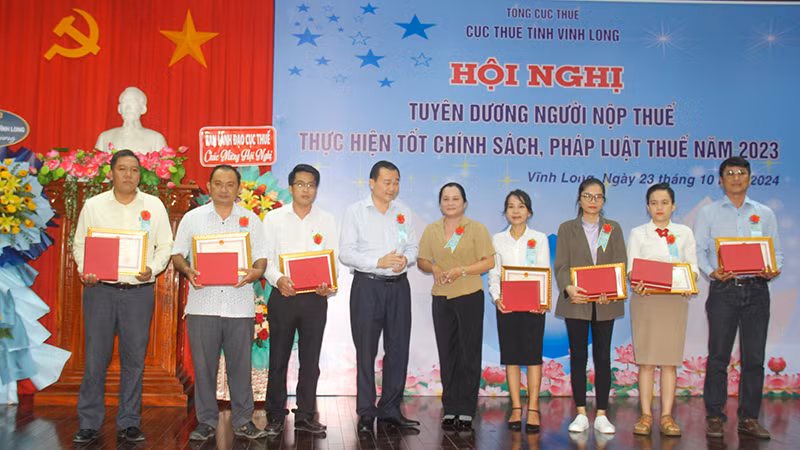 Lãnh đạo tỉnh tuyên dương người nộp thuế.