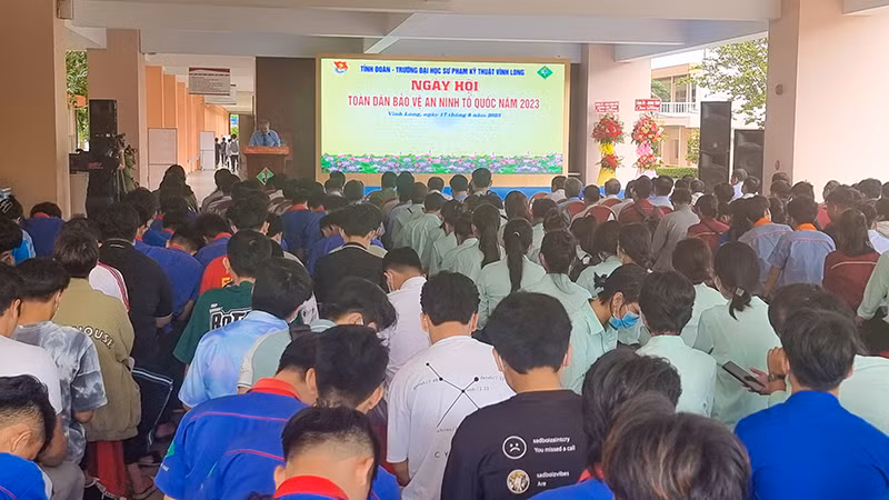 Đông đảo sinh viên tham gia Ngày hội toàn dân bảo vệ an ninh Tổ quốc được tổ chức tại Trường đại học Sư phạm kỹ thuật Vĩnh Long.
