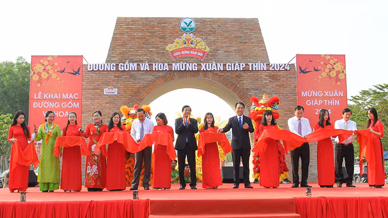 Cắt băng khai mạc đường gốm đỏ và hoa mừng Xuân Giáp Thìn 2024. Cắt băng khai mạc đường gốm đỏ và hoa mừng Xuân Giáp Thìn 2024.