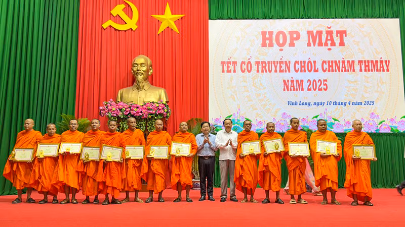 Lãnh đạo tỉnh Vĩnh Long khen thưởng những tập thể có thành tích đóng góp cho sự nghiệp xây dựng khối đại đoàn kết toàn dân tộc trên địa bàn.