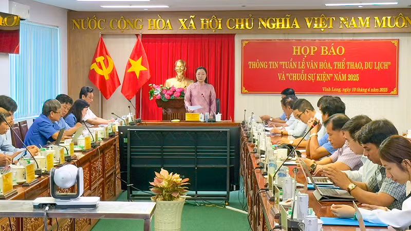 Phó Chủ tịch Ủy ban nhân dân tỉnh Vĩnh Long Nguyễn Thị Quyên Thanh thông tin tại buổi họp báo. 