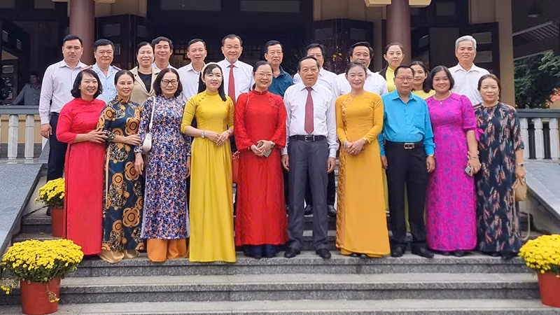 Đoàn lãnh đạo tỉnh Vĩnh Long viếng và chụp hình lưu niệm tại Khu lưu niệm Thủ tướng Chính phủ Võ Văn Kiệt ở thị trấn Vũng Liêm, huyện Vũng Liêm.