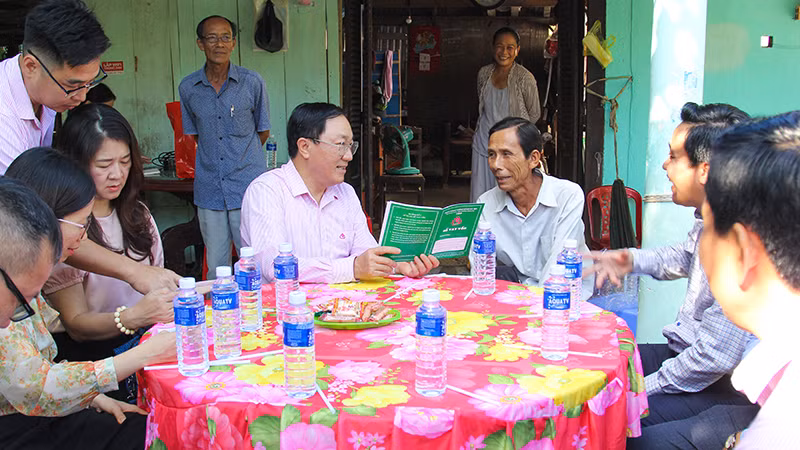 Tổng Giám đốc Ngân hàng chính sách xã hội Việt Nam Dương Quyết Thắng đến tận nhà thăm hỏi hộ vay làm ăn hiệu quả. 