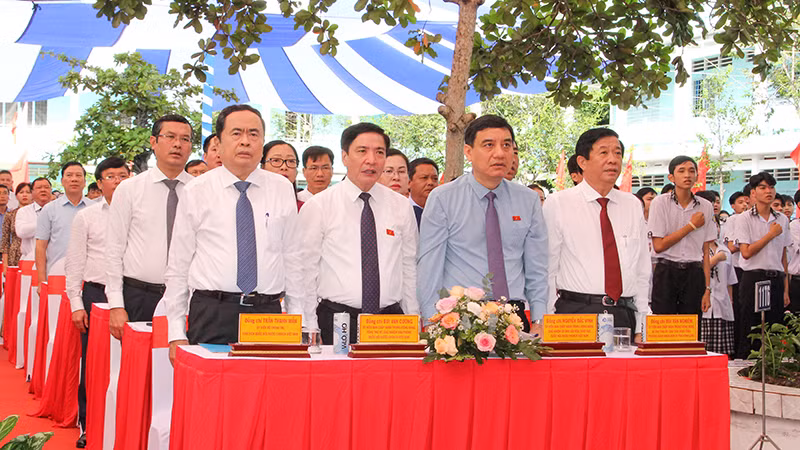 Chủ tịch Quốc hội Trần Thanh Mẫn cùng các đại biểu làm lễ khai giảng năm học mới tại Trường trung học phổ thông Phạm Hùng.