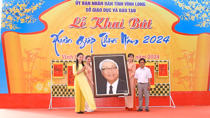 Hoạ sĩ Lương Trí Minh Nhựt trao tặng bức tranh sơn dầu chân dung Thủ tướng Chính phủ Võ Văn Kiệt.