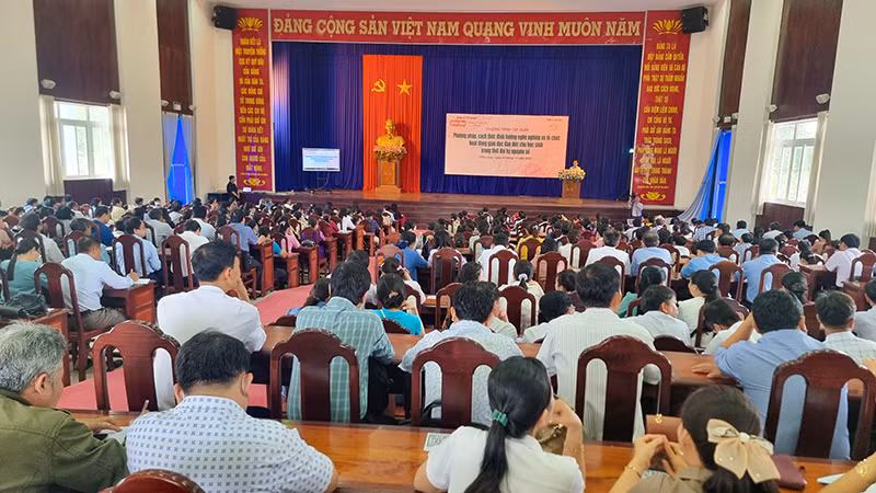 Quang cảnh chương trình tập huấn sáng 26/11. 
