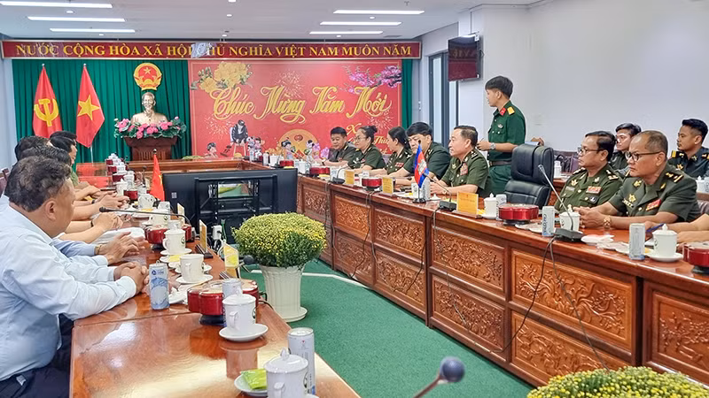 Trung tướng Yong Mao phát biểu tại buổi làm việc. Trung tướng Yong Mao phát biểu tại buổi làm việc.