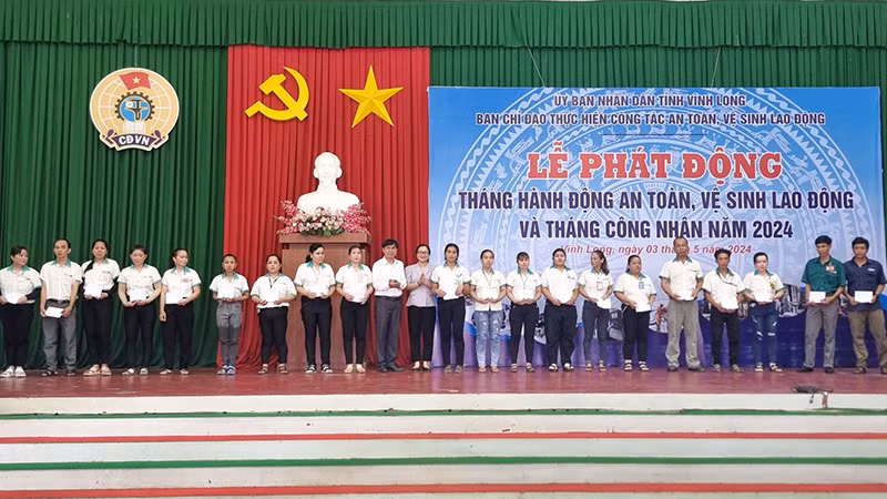 Lãnh đạo tỉnh Vĩnh Long trao tặng quà cho công đoàn viên khó khăn.