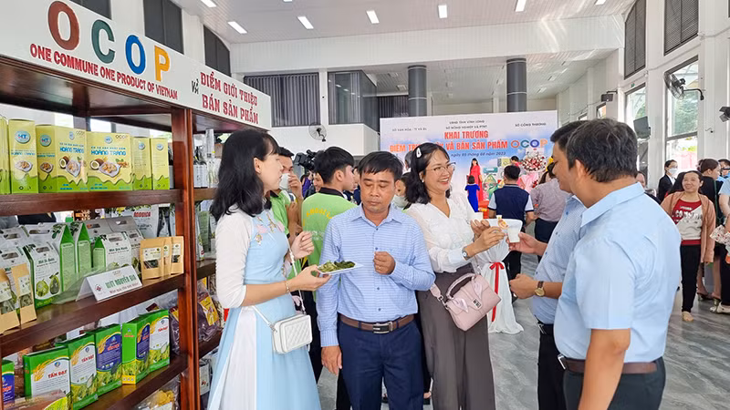 Khách tham quan điểm trưng bày sản phẩm OCOP tại Bến cảng hành khách tỉnh Vĩnh Long. Khách tham quan điểm trưng bày sản phẩm OCOP tại Bến cảng hành khách tỉnh Vĩnh Long.