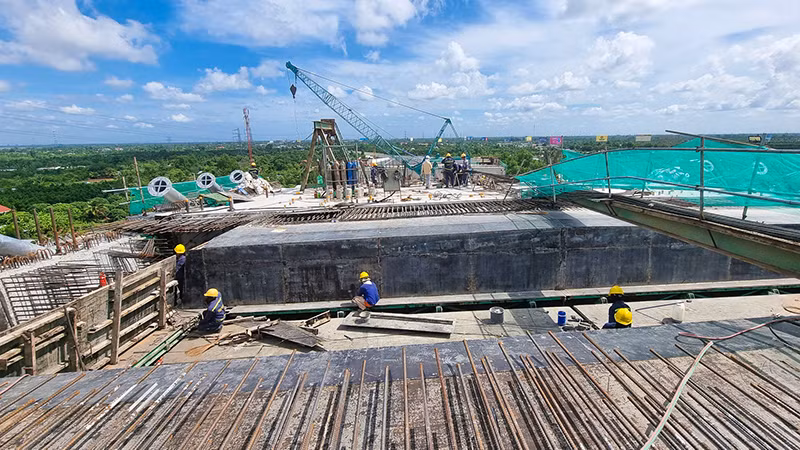 Các kỹ sư và công nhân đang dồn sức cho công việc chuẩn bị nối nhịp long biên phía bờ Tiền Giang. Các kỹ sư và công nhân đang dồn sức cho công việc chuẩn bị nối nhịp long biên phía bờ Tiền Giang.