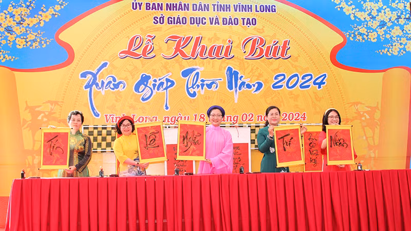 Lãnh đạo tỉnh Vĩnh Long cùng sở, ngành tỉnh khai bút đầu xuân.