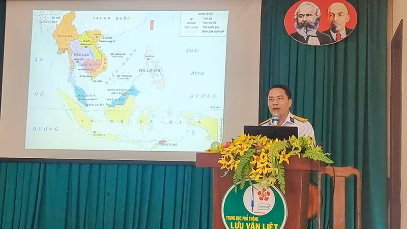 Diễn giả đang trình bày tuyên truyền về biển đảo quê hương.