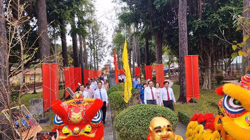 Đoàn lãnh đạo tỉnh Vĩnh Long viếng khu di tích lịch sử văn hóa Văn Thánh Miếu ở phường 4, thành phố Vĩnh Long.