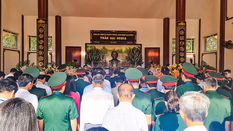 Đoàn lãnh đạo, nguyên lãnh đạo Đảng, Nhà nước... dâng hoa, dâng hương và một phút mặc niệm tại Khu lưu niệm Giáo sư, Viện sĩ Trần Đại Nghĩa tại huyện Tam Bình, tỉnh Vĩnh Long. Đoàn lãnh đạo, nguyên lãnh đạo Đảng, Nhà nước... dâng hoa, dâng hương và một phút mặc niệm tại Khu lưu niệm Giáo sư, Viện sĩ Trần Đại Nghĩa tại huyện Tam Bình, tỉnh Vĩnh Long.