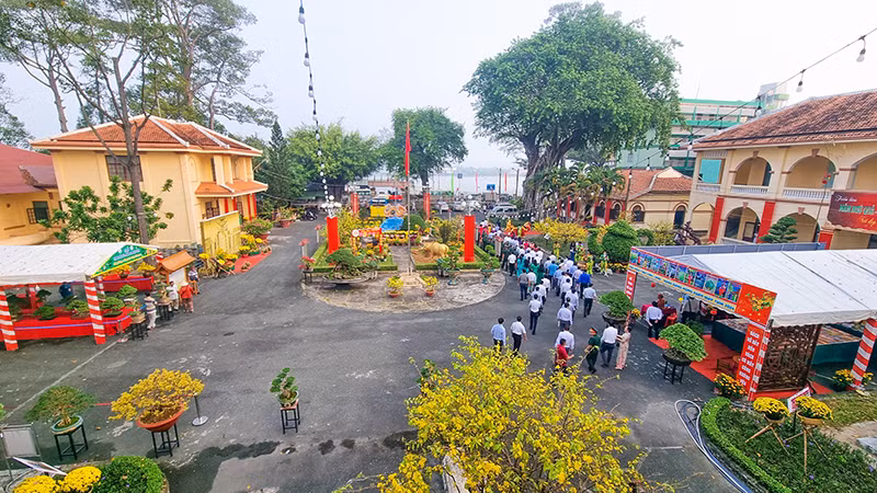 Đoàn lãnh đạo tỉnh Vĩnh Long vào viếng, thắp hương tại nơi thờ tự Quốc Tổ Hùng Vương được đặt tại ngôi Nhà cổ trong khuôn viên Bảo tàng Vĩnh Long (phường 1, thành phố Vĩnh Long).