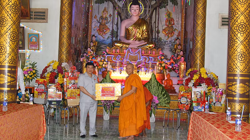 Đồng chí Y Thanh Hà Niê Kđăm tặng quà cho Hội đoàn kết sư sãi yêu nước tỉnh Vĩnh Long. Đồng chí Y Thanh Hà Niê Kđăm tặng quà cho Hội đoàn kết sư sãi yêu nước tỉnh Vĩnh Long.