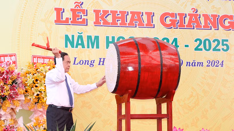Chủ tịch Quốc hội Trần Thanh Mẫn đánh trống khai giảng năm học mới.