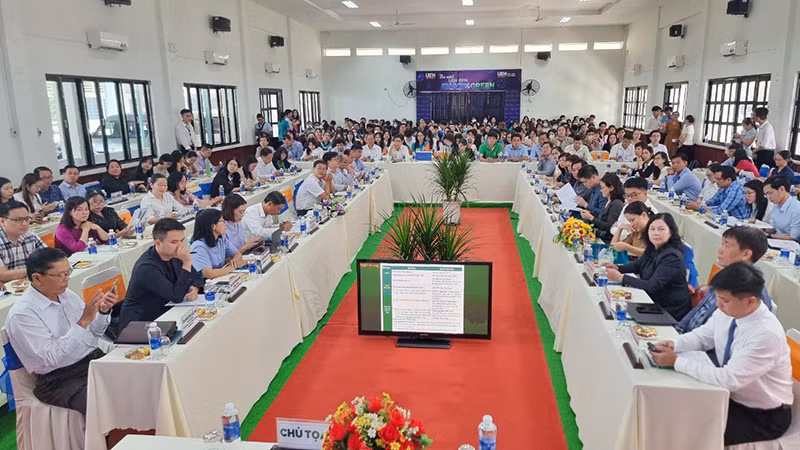 Đông đảo đại biểu và sinh viên tham gia hội thảo. Đông đảo đại biểu và sinh viên tham gia hội thảo.