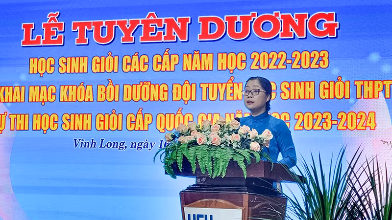 Phó Chủ tịch Ủy ban nhân dân tỉnh Vĩnh Long Nguyễn Thị Quyên Thanh phát biểu tại lễ tuyên dương. Phó Chủ tịch Ủy ban nhân dân tỉnh Vĩnh Long Nguyễn Thị Quyên Thanh phát biểu tại lễ tuyên dương.