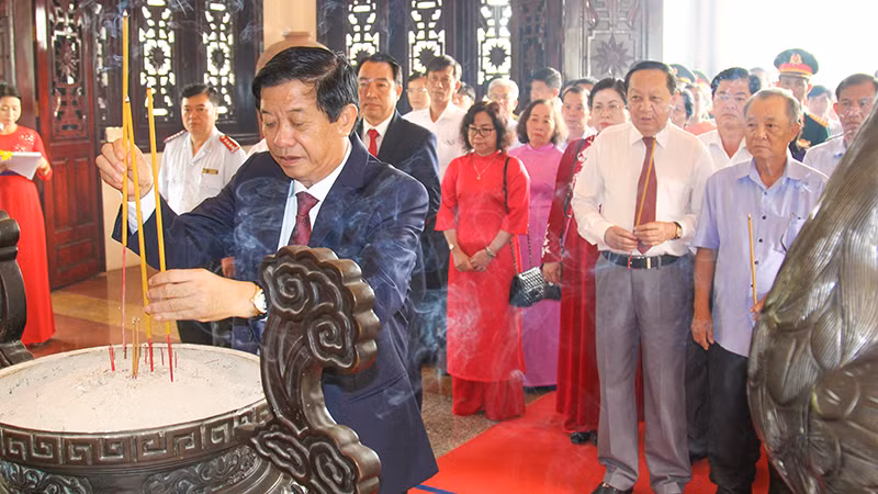 Lãnh đạo tỉnh Vĩnh Long tới thắp hương tại Khu tưởng niệm Chủ tịch Hội đồng Bộ trưởng Phạm Hùng tại huyện Long Hồ.