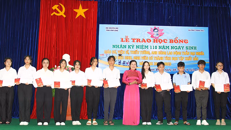 Trưởng Ban Tuyên giáo Tỉnh ủy Vĩnh Long Nguyễn Thị Minh Trang trao học bổng cho các em học sinh, sinh viên vượt khó học giỏi. Trưởng Ban Tuyên giáo Tỉnh ủy Vĩnh Long Nguyễn Thị Minh Trang trao học bổng cho các em học sinh, sinh viên vượt khó học giỏi.