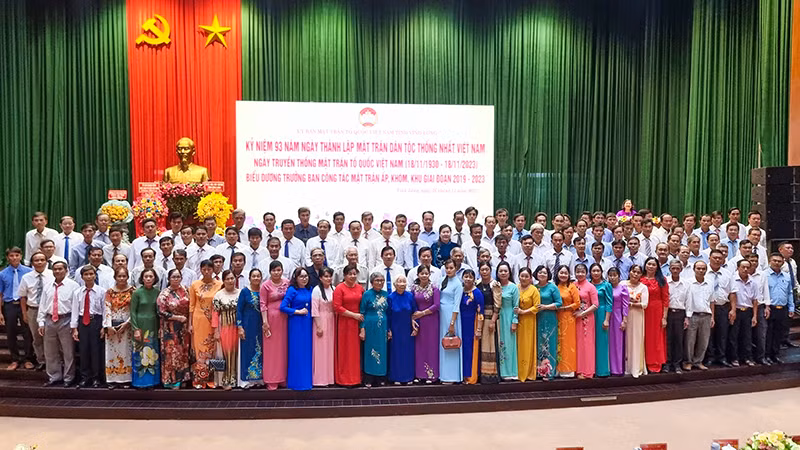 Cán bộ mặt trận được tuyên dương chụp hình lưu niệm với lãnh đạo tỉnh và Trung ương.