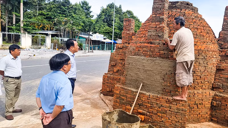 Chủ tịch Ủy ban nhân dân tỉnh Vĩnh Long Lữ Quang Ngời kiểm tra tiến độ thực hiện Con đường nghệ thuật gốm đỏ Vĩnh Long vào sáng 6/9.