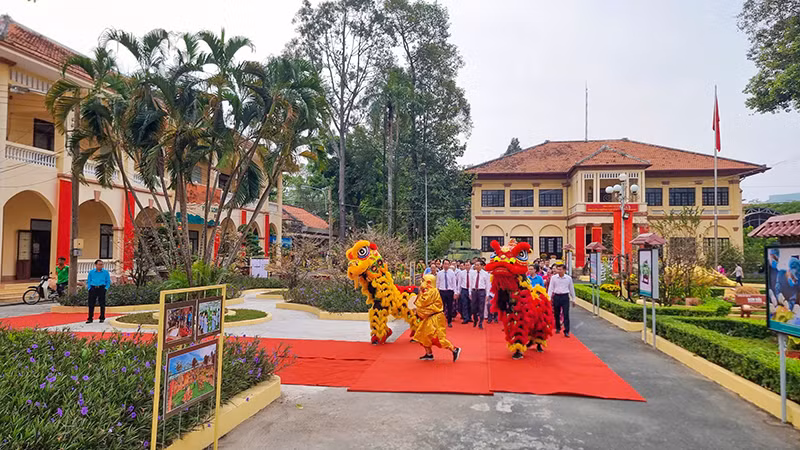 Đoàn lãnh đạo tỉnh Vĩnh Long viếng Nhà thờ Quốc tổ Hùng Vương trong khuôn viên Bảo tàng tỉnh Vĩnh Long. 