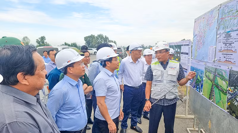 Bộ trưởng Giao thông vận tải Nguyễn Văn Thắng khảo sát công trình cao tốc Mỹ Thuận-Cần Thơ sáng 17/11. 