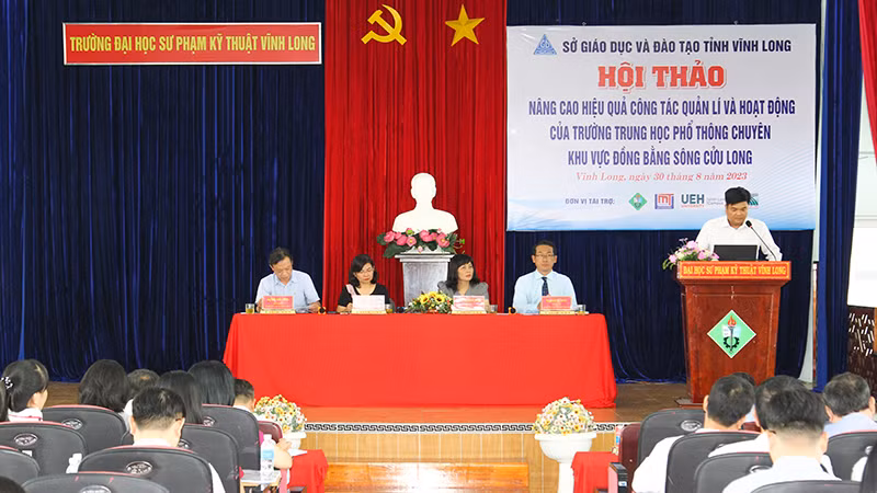 Đại biểu trình bày tại hội thảo. 