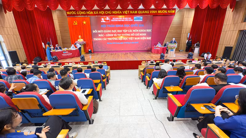Phó Giáo sư, Tiến sĩ Lương Minh Cừ phát biểu tại hội thảo.
