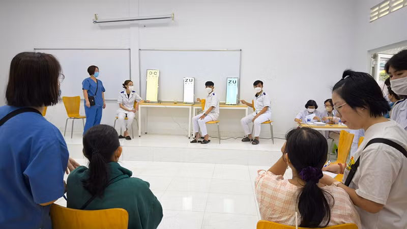 Người dân đang được các bác sĩ khám mắt.