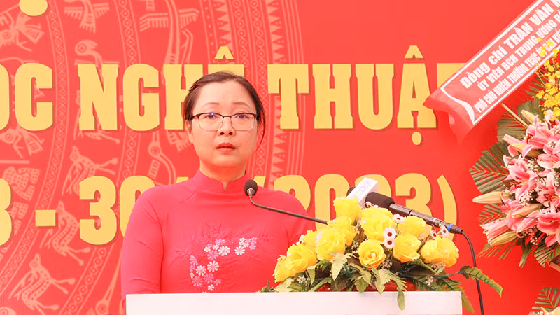 Phó Chủ tịch Ủy ban nhân dân tỉnh Vĩnh Long Nguyễn Thị Quyên Thanh phát biểu tại buổi lễ. Phó Chủ tịch Ủy ban nhân dân tỉnh Vĩnh Long Nguyễn Thị Quyên Thanh phát biểu tại buổi lễ.