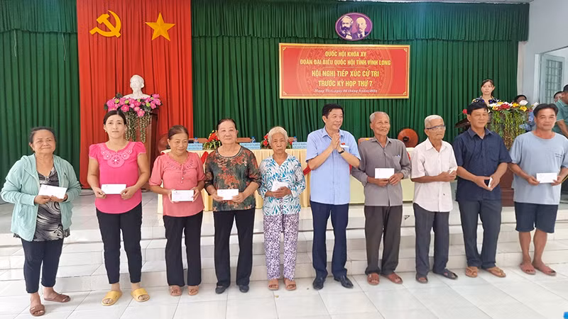 Bí thư Tỉnh ủy Vĩnh Long Bùi Văn Nghiêm trao quà cho gia đình chính sách. 