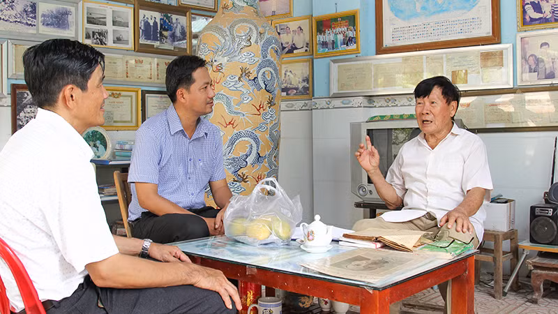 Lãnh đạo xã Nhơn Bình thường xuyên đến trao đổi công việc và tâm sự với ông 2 Minh.