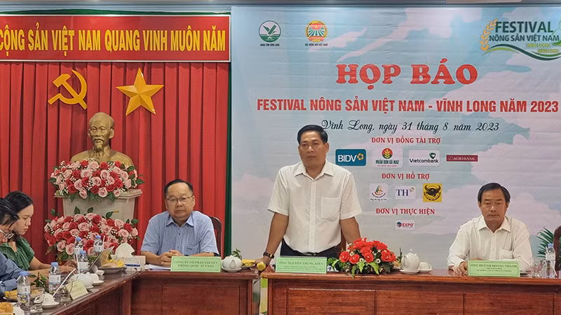 Ban tổ chức thông tin tại buổi họp báo Festival nông sản - Vĩnh Long năm 2023.
