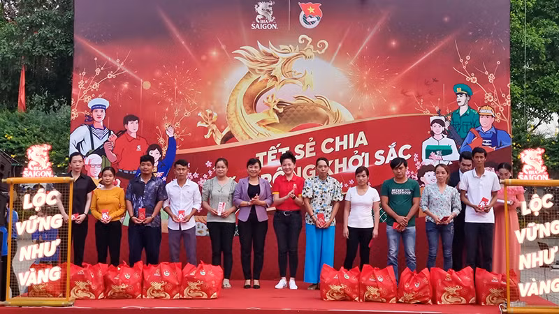 Ban Tổ chức trao quà và lì xì cho công nhân khó khăn tại Vĩnh Long. 