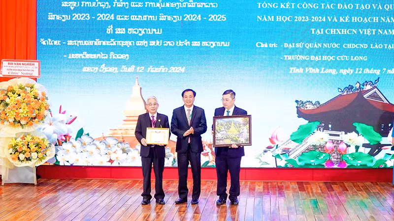 Đại sứ quán Lào tại Việt Nam đã trao tặng Bằng vinh danh Trường đại học Cửu Long về thành tích đào tạo nguồn nhân lực cho nước Cộng hòa Dân chủ Nhân dân Lào. Đại sứ quán Lào tại Việt Nam đã trao tặng Bằng vinh danh Trường đại học Cửu Long về thành tích đào tạo nguồn nhân lực cho nước Cộng hòa Dân chủ Nhân dân Lào.
