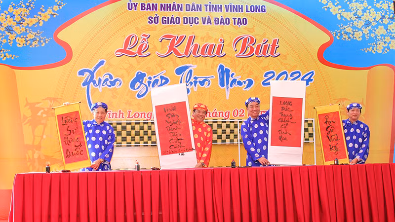 Lãnh đạo tỉnh Vĩnh Long khai bút đầu Xuân mới. 