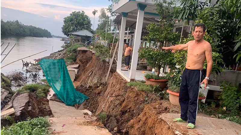 Đoạn sạt lở đường đan và ảnh hưởng đến ngôi nhà của người dân ở xã Lục Sĩ Thành, huyện Trà Ôn, tỉnh Vĩnh Long. 