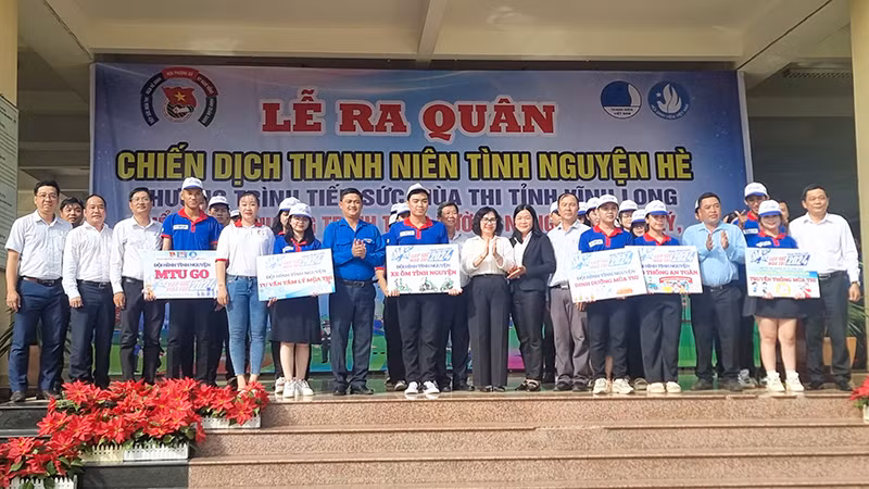 Ra mắt 5 Đội hình tình nguyện “Tiếp sức mùa thi” tỉnh Vĩnh Long năm 2024.