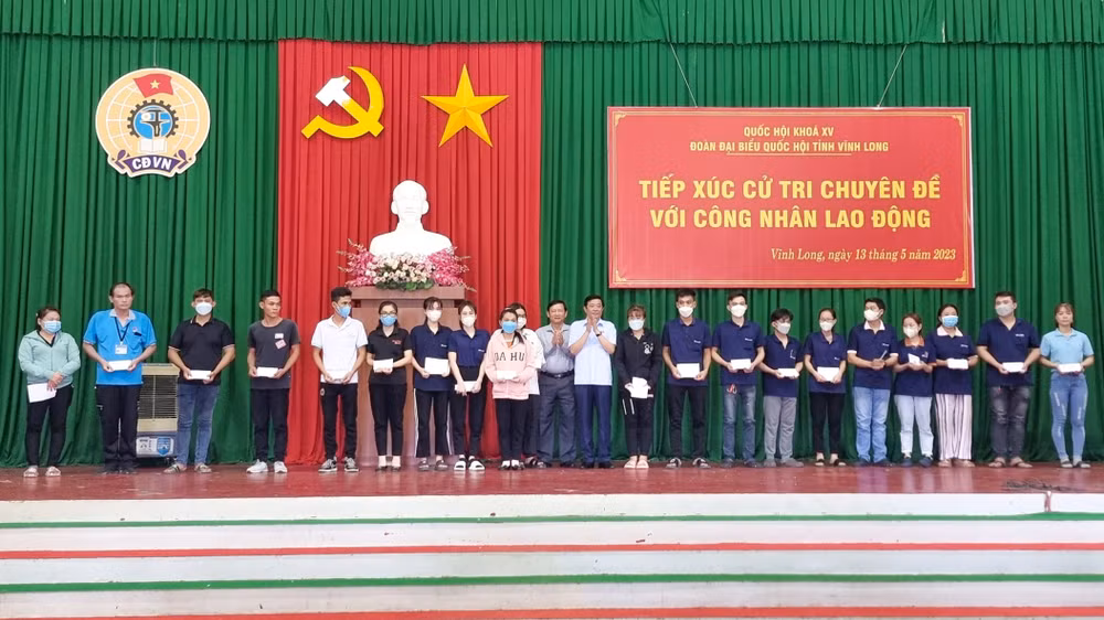 Đoàn đại biểu Quốc hội tỉnh Vĩnh Long trao quà cho công nhân lao động gặp khó khăn. Đoàn đại biểu Quốc hội tỉnh Vĩnh Long trao quà cho công nhân lao động gặp khó khăn.