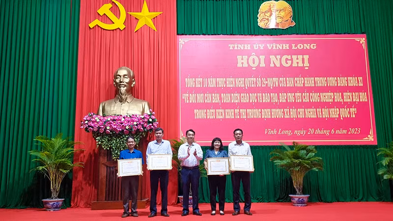 Chủ tịch Ủy ban nhân dân tỉnh Vĩnh Long Lữ Quang Ngời trao Bằng khen cho những tập thể có thành tích xuất sắc trong 10 năm thực hiện Nghị quyết số 29-NQ/TW của Ban chấp hành Trung ương Đảng khóa XI.
