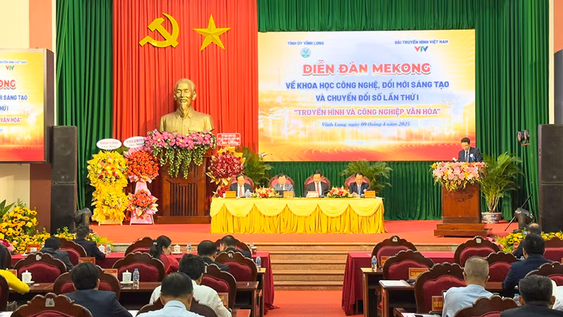 Chủ tọa tham gia diễn đàn. 