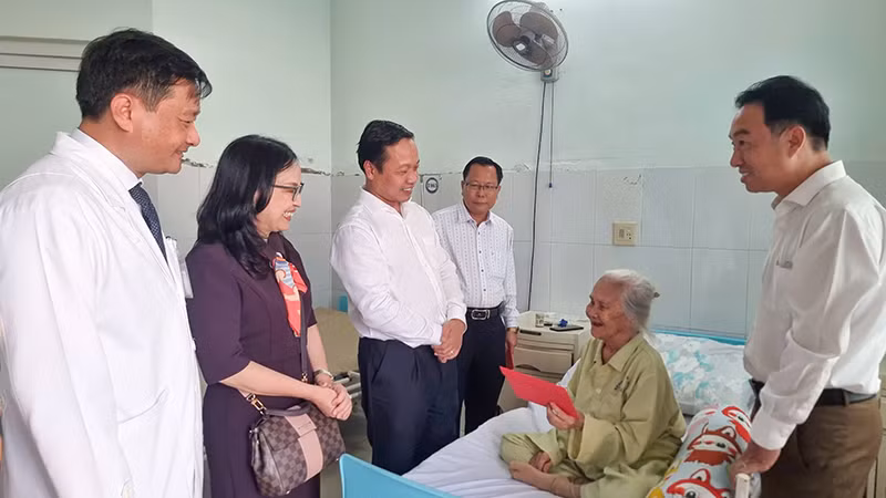 Lãnh đạo tỉnh thăm hỏi, tặng quà bệnh nhân đang điều trị tại Bệnh viện đa khoa tỉnh Vĩnh Long.