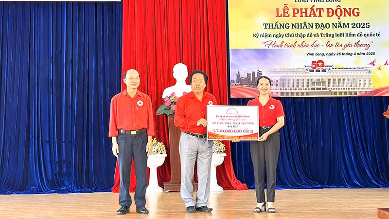 Nhà tài trợ tặng Nhà tình thương tại buổi lễ phát động. 