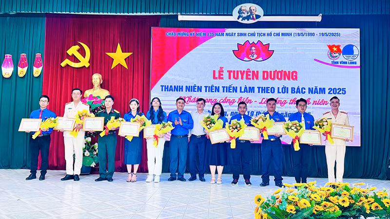 Những thanh niên tiên tiến làm theo lời Bác được tuyên dương. (Ảnh: BÁ DŨNG)