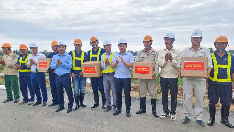 Bộ trưởng Nguyễn Văn Thắng tặng quà cho các công nhân, kỹ sư trên công trường.