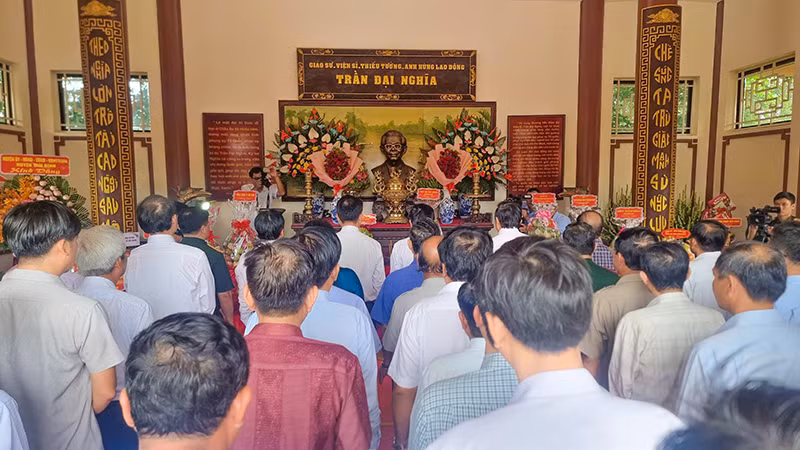 Đại biểu dành một phút mặc niệm tưởng nhớ cuộc đời và sự nghiệp của Giáo sư, Viện sĩ Trần Đại Nghĩa.